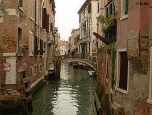 Venedig - Wasserstraße in einer Gasse