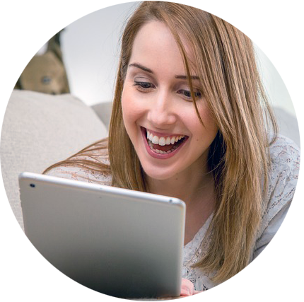 Foto mit fröhlicher Frau am Tablet Foto mit fröhlicher Frau am Tablet